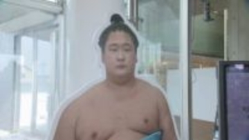 「子供たちに夢を与えてくれる」 幕内力士・欧勝海の等身大パネルが地元の石川県津幡町に登場 化粧まわしは町の鳥・白鳥のデザイン