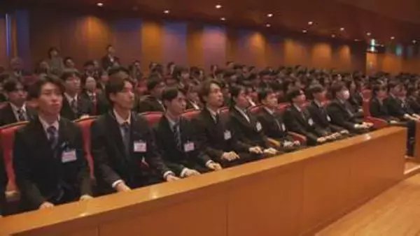 「過去最多1013人の新入社員「クスリのアオキ」入社式 石川・白山市 青木社長「前向きに楽しんで」・新入社員「日々成長」「信頼される薬剤師に」」の画像