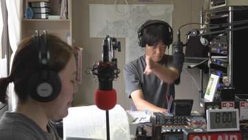 7畳のプレハブから被災地を元気づける臨時災害情報局「まちのラジオ」が開局から1年