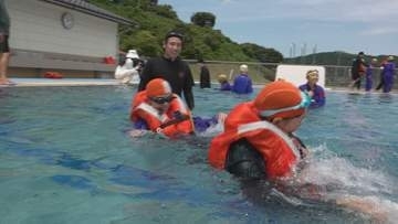 海上保安署が小学校で安全教室 児童25人がプールで「離岸流」を疑似体験