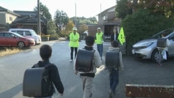 クマ出没受け見守り登校 警察や消防がパトロール 石川県小松市