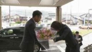 「雨を喜んで風を楽しむ。困難を成長の機会に」石川・津幡町 吉田新町長が初登庁 地元出身の横綱・大の里からお祝いのコチョウラン届く