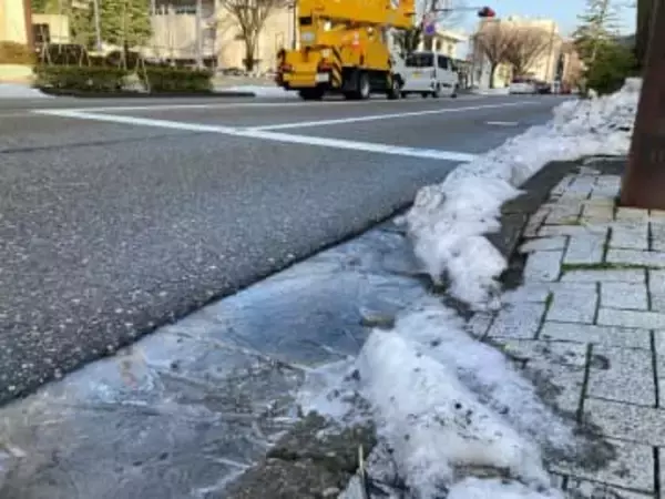 厳しい冷え込み　交通事故相次ぐ 北陸道で通行止め 金沢で車が用水転落