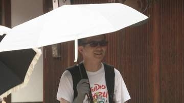 梅雨明けが“お預け”の北陸 石川県内は全観測地点で真夏日で日ざしをよける観光客の姿が目立つ 週明けは猛暑日の見込みで熱中症対策を