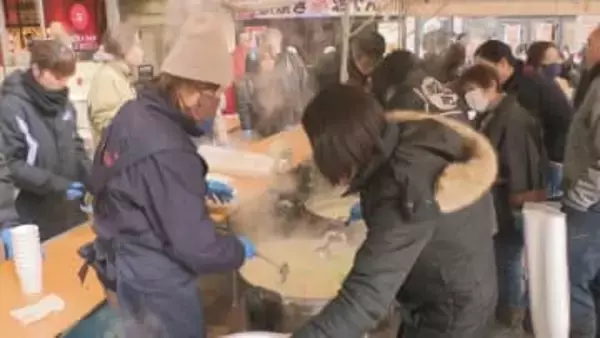 近江町市場で鍋の大会 冷えた体に熱々のかに汁やブリ粕汁が振舞われる 石川・金沢市