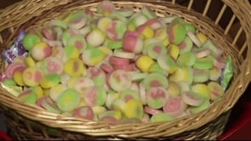 園児100人がお釈迦様の遺徳偲ぶ 「涅槃団子」で無病息災、交通安全