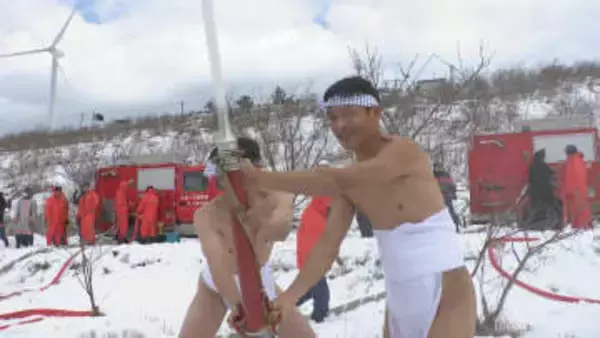 消防団の出初式 カラー放水で地元の人たちに火消しの心意気魅せる 石川・内灘町