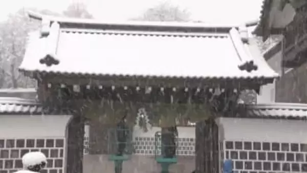 雪景色の金沢で藩政時代の風習を再現して 金沢城公園・橋爪一の門でしめ飾りの取り付け