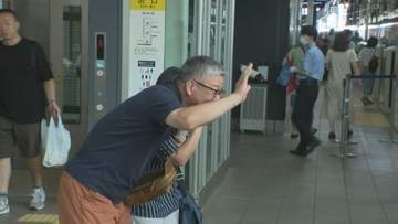 お盆休みのＵターンラッシュがピーク　金沢駅は朝から混雑　別れを惜しむ姿も