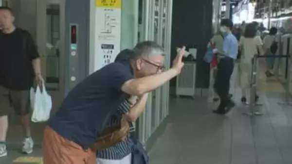 お盆休みのＵターンラッシュがピーク　金沢駅は朝から混雑　別れを惜しむ姿も