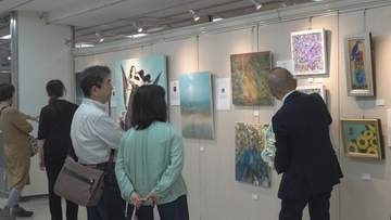 「愛とアートに国境はない」国内外の有名アーティストの作品集めた展覧会　金沢市