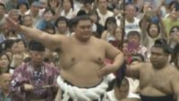 横綱・大の里はタイミングよくはたきが決まり4連勝 大相撲九州場所4日目