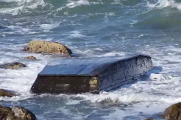 「船体にハングル文字や数字」石川・羽咋の海岸に漂着