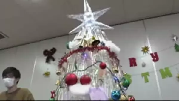 資源リサイクルの輪で一足早いクリスマス 石川県・「就労支援施設」×「資源リサイクル会社」×「大手スーパー」ペットボトルで雪吊りクリスマスツリー