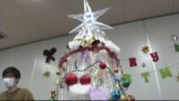 資源リサイクルの輪で一足早いクリスマス 石川県・「就労支援施設」×「資源リサイクル会社」×「大手スーパー」ペットボトルで雪吊りクリスマスツリー