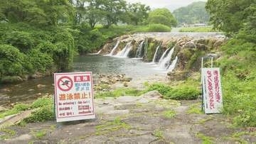 10歳男児死亡事故受けて 現場の滝を一帯を「遊泳禁止」に 石川県が6か国語対応の看板3枚を設置
