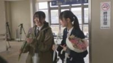 旅立ちを祝う花「エアリーフローラ」駅利用の高校卒業生に贈る 「支えてくれた人たちに感謝」「夢に向かって頑張りたい」