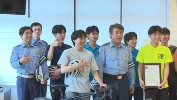 自転車“ヘルメットの着用徹底”  独自の交通安全資料作成も 金大生サイクリングクラブに「金沢中CSユナイテッド」委嘱