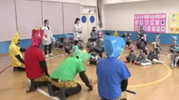 おにさんが「悪いことしない」って 園児たちが節分の豆まき「おにはーそとー」園児の豆に鬼降参