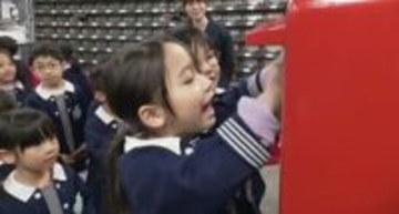 「ママに届ける」年賀状の引き受け始まる 可愛い園児たちが干支の午の年賀状