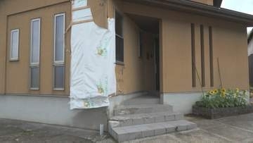 トラックが民家外壁に突っ込む 運転の男性(47)重体 金沢市の県道