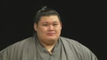 横綱・大の里 41歳誕生日の玉鷲に土俵際まで詰められるも中日に勝ち越し決める