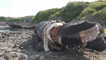 海岸に中国製の巨大ホース漂着 長さ約150メートルで重さ推定300トン 海底の土砂を取り除く浚渫用のパイプか 石川・志賀町