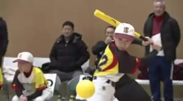 秘かな人気！金沢二水高校発祥・インドア野球ゲーム「二水ボール」打てそうで打てない 子どもも大人も、プロ野球選手も