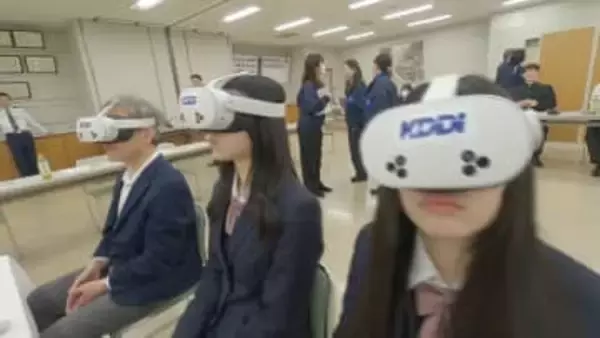 高校生の「ながらスマホ」危険です VRゴーグルで体験講習会 「スマホだけでなく、単語帳も見ちゃう」