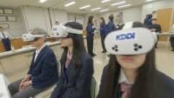 高校生の「ながらスマホ」危険です VRゴーグルで体験講習会 「スマホだけでなく、単語帳も見ちゃう」