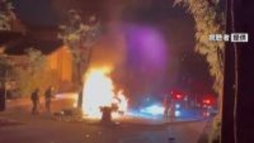 道路沿いの木にぶつかり車炎上 20代男性2人けが 金沢市の住宅街