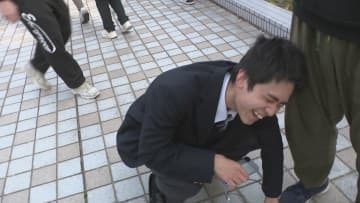 “サクラサク”で喜びの顔あちこちに 金沢大学で合格発表 父親は「これからやぞ頑張れ」とエール