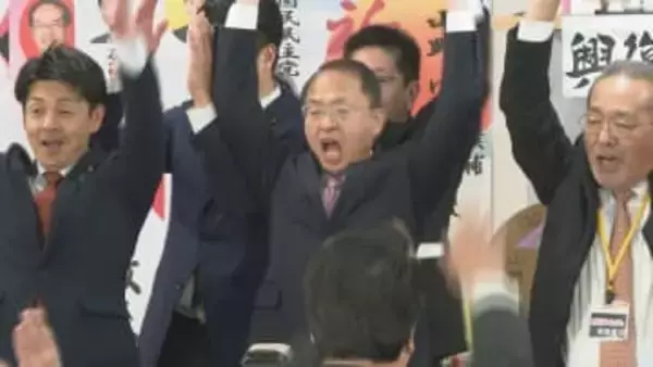 【石川県知事選挙】現職との激戦を制し、山野之義さんが新知事に 「期待に応える知事になる」「奥能登知事室・南加賀知事室」で石川をマネジメント 一夜明け、家族・ボランティアと感謝の手振り