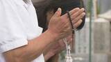 「「1年無事に過ごせました」新盆の入り　墓参りで先祖しのぶ」の画像1