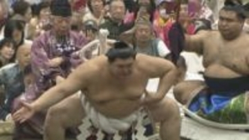 もろ手突きから一気の押し相撲 大の里が全勝守る 大相撲九州場所9日目