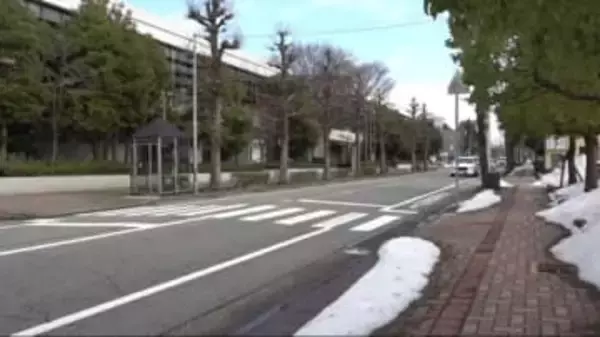 「横断する人とぶつかった」横断歩道の女性はねられ重体 車運転30歳の会社員を逮捕