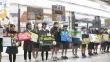 輪島名物「ユズあん」ふんだんに 和菓子に能登復興の思い重ねて 石川・輪島の6小学校統合前に 小学校6年生たちが金沢駅で販売 買い求める人たちの長い列