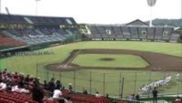 全国屈指の強豪校と宮崎県勢が対戦する招待高校野球大会が宮崎市で開幕