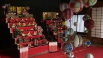 串間市の「旧吉松家住宅」でひなかざり
