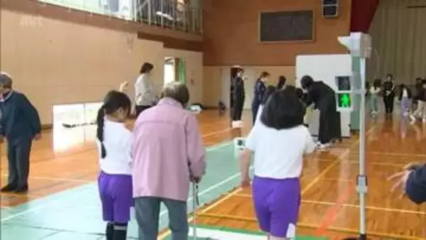 地域ぐるみで交通安全への意識を高めて　日之影町の小学校で地域の高齢者も参加した交通安全教室