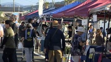 日南市南郷町の目井津港で「なんごう日の出市」　お盆恒例の朝市が帰省客などでにぎわう