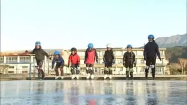 都城市の小学校で保護者が手作りのスケートリンクで子どもたちがスケート授業