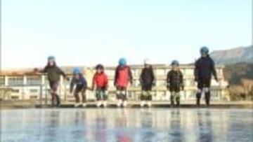 都城市の小学校で保護者が手作りのスケートリンクで子どもたちがスケート授業
