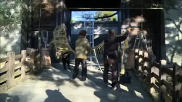 日南市・飫肥城で江戸時代から続く伝統の「正月飾り」飾りつけ