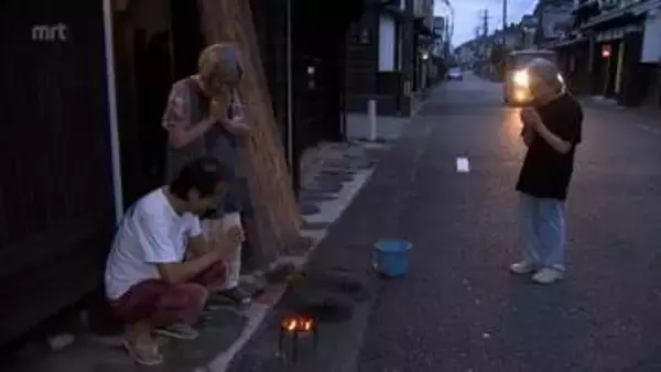 盆の入り　歴史的家屋が軒を連ねる日向市美々津でも迎え火