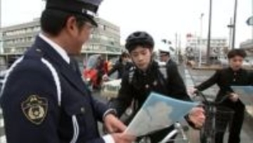 4月から自転車にも"青切符"　自転車の交通違反に反則通告制度導入を周知するキャンペーン