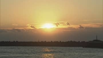 ２０２６年がスタート　初日の出拝もうと海岸にぎわう