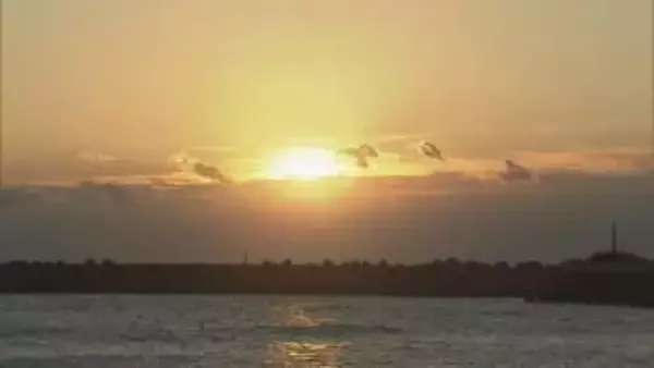 ２０２６年がスタート　初日の出拝もうと海岸にぎわう