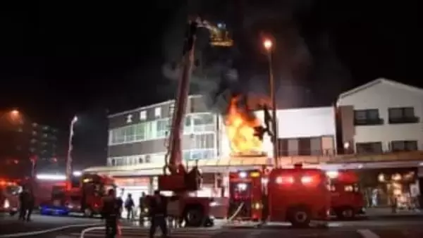 宮崎市の中心街・橘通りで火災　飲食店の入る2階建てのビルが全焼