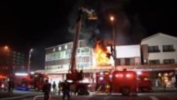 宮崎市の中心街・橘通りで火災　飲食店の入る2階建てのビルが全焼